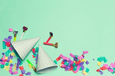 Festival Partisi dekor ve renkli arka plan üzerinde konfeti