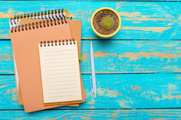 Espacio Trabajo Vista Superior Con Cuaderno Blanco Pluma Sobre Fondo — Foto de Stock