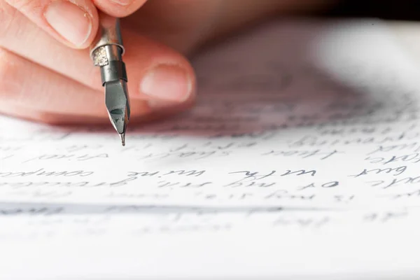 アンティーク万年筆で書いている人のクローズ アップ — ストック写真