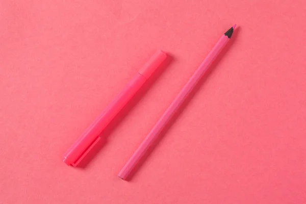 Rózsaszín Háttér Iskolai Kiegészítők Egy Toll — Stock Fotó