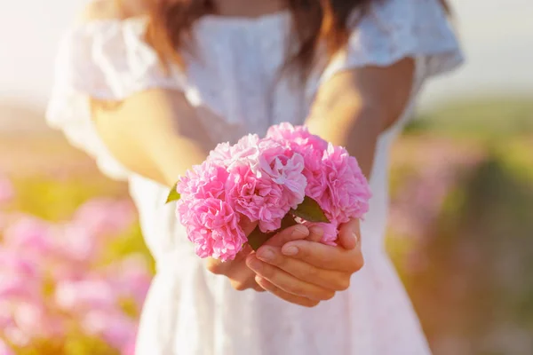 Mulher Segurando Rosas Perto Temporada Verão — Fotografia de Stock