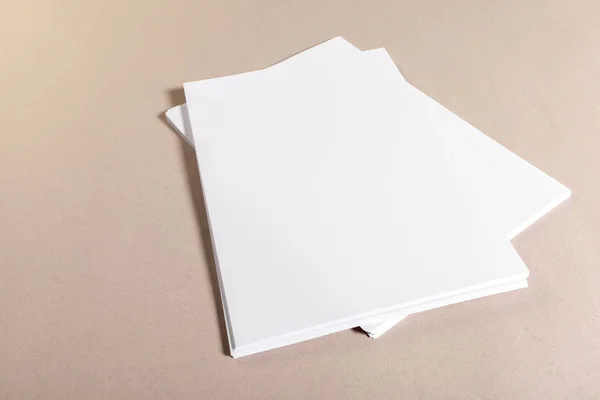 Üres Papír Darab Mintája Fel Egy Bézs Háttérrel — Stock Fotó