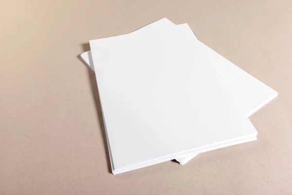 Blankt Papper Stycken För Håna Upp Beige Bakgrund — Stockfoto