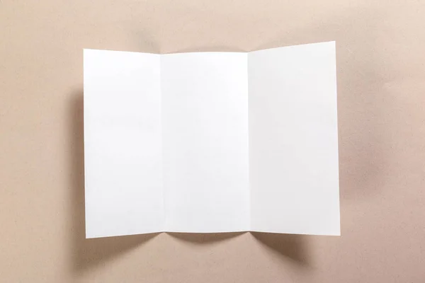 Prázdný Papír Kusů Pro Vysmívat Béžové Pozadí — Stock fotografie