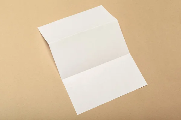 Trozos Papel Blanco Para Maqueta Sobre Fondo Beige —  Fotos de Stock