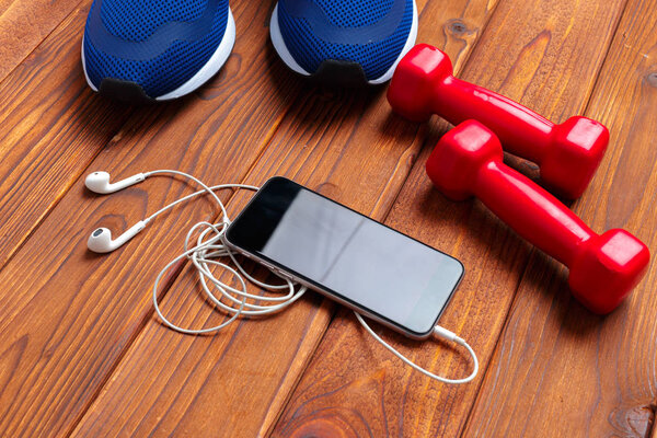 Концепция фитнеса с кроссовками, гантели
