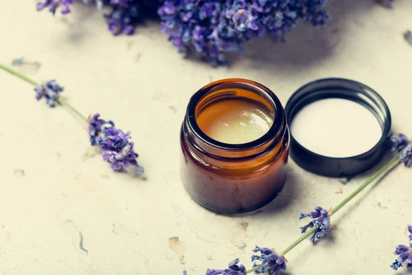 Nahaufnahme Von Natürlicher Gesichtscreme Mit Lavendel — Stockfoto