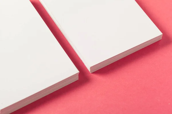 ピンク色の背景の空白の紙作品 — ストック写真