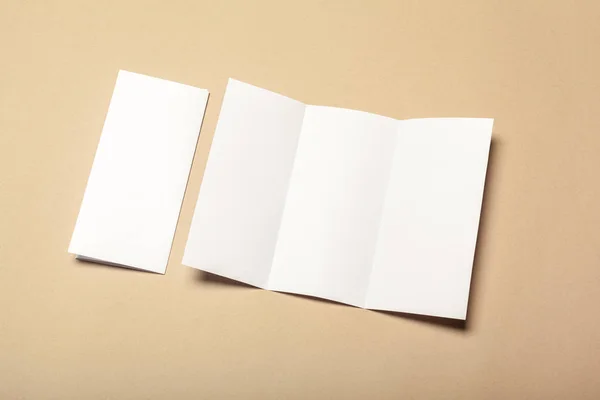 Trozos Papel Blanco Para Maqueta Sobre Fondo Beige —  Fotos de Stock