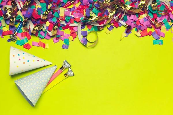 Праздничный Декор Партии Конфетти Цветном Фоне — стоковое фото