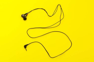 renk arka plan üzerinde kulaklıklar yakın çekim.