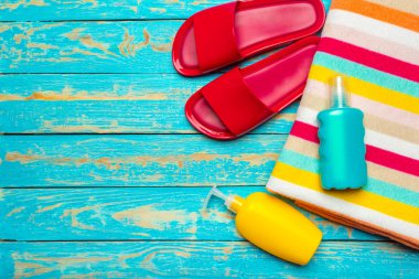 Plaj düz yatıyordu aksesuarları.