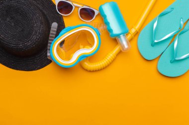 Kompozisyon beachwear ve sarı bir arka plan üzerinde aksesuar