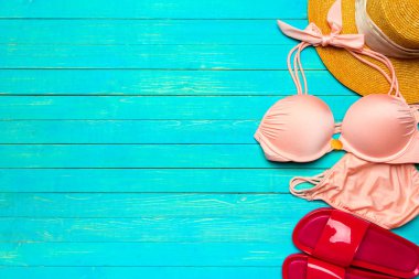 Renk ahşap arka plan üzerinde mayo ile kompozisyon