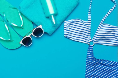 Beachwear ve aksesuarları mavi bir arka plan üzerinde