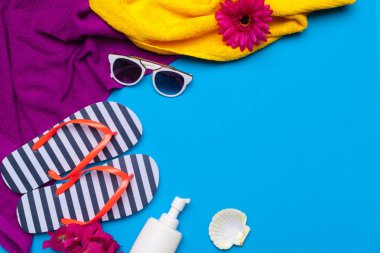 Beachwear ve aksesuarları mavi bir arka plan üzerinde