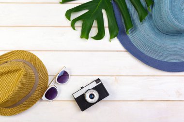 Beachwear ve aksesuar beyaz ahşap zemin üzerinde