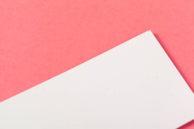 Pembe renkli bir arka plan üzerinde boş kağıt parçaları