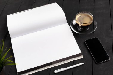 Mock-up dergi ya da ahşap bir masa üzerinde kataloğu.