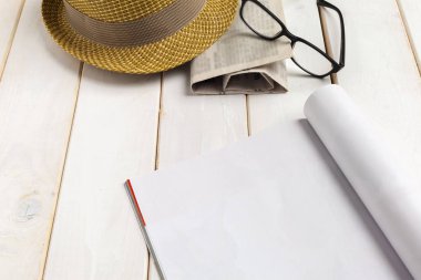 Mock-up dergi veya ahşap masa üzerinde kataloğu.