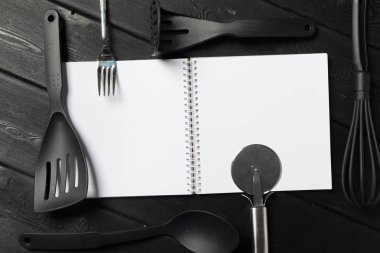 Masa örtüsü, kopya alanı tablo açılan not defteri ve mutfak aletleri boş sayfa
