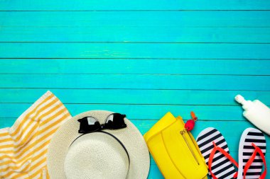 Plaj düz yatıyordu aksesuarları. Üstten görünüm