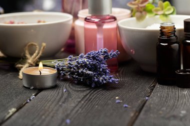 Lavanta, otlar, kozmetik ve karanlık masa üstü tuz aromatik bileşimi