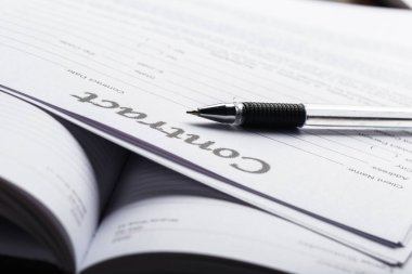 Sözleşme kağıtları üstünde okul sırası, iş kavramı