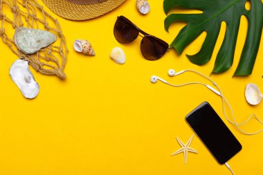 Kompozisyon beachwear ve sarı bir arka plan üzerinde aksesuar