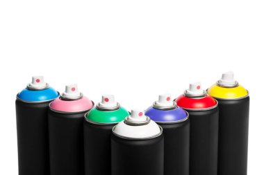 Beyaz arka plan üzerinde izole sprey boya kutuları