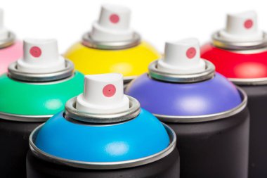 Beyaz arka plan üzerinde izole sprey boya kutuları