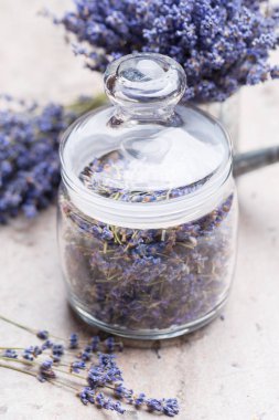 Masanın üzerine kurutulmuş lavanta