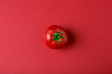 renk arka plan üzerinde kırmızı domates yakın çekim