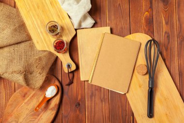 Masa örtüsü, kopya alanı tablo açılan not defteri ve mutfak aletleri boş sayfa