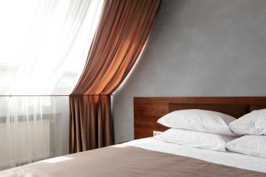 Yatak hizmetçi-up temiz beyaz yastık ve yatak örtüsü güzellik odası ile.