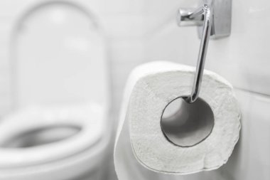 Arka plan üzerinde yeni seramik klozet yakın çekim