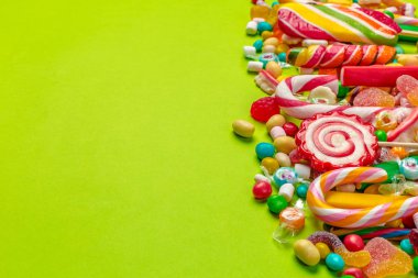 yeşil arka plan üzerinde renkli şekerler