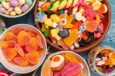 Renkli şekerler karışık şekerler 