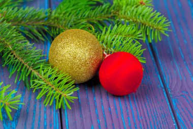Noel top ve Noel ağacı dalları