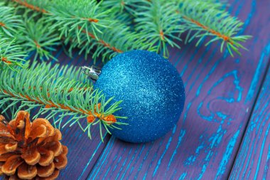 Noel top ve Noel ağacı dalları