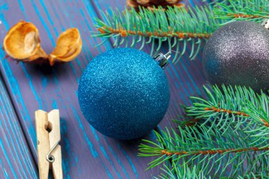 Noel top ve Noel ağacı dalları