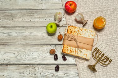 Yahudi Bayramı Fısıh şarap ile banner tasarımı, ahşap arka plan üzerinde Hamursuz ekmek.