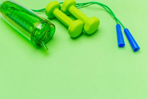 緑のプラスチック ホエー シェーカー カップ フィットネスの概念 — ストック写真