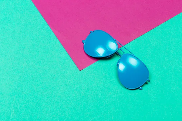 Modieuze Zonnebrillen Minimale Kleurrijke Achtergrond — Stockfoto