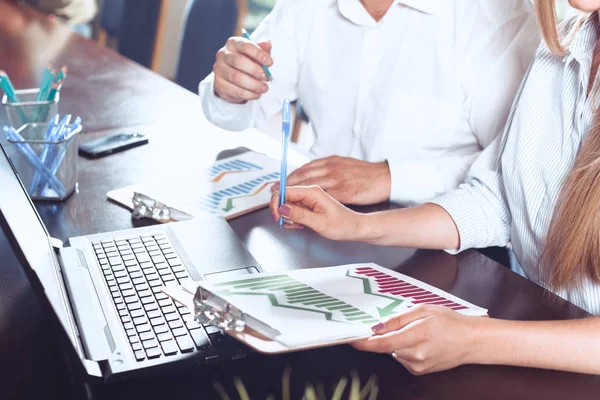 Zwei Geschäftspartner Sitzen Gemeinsam Einem Tisch Und Arbeiten — Stockfoto