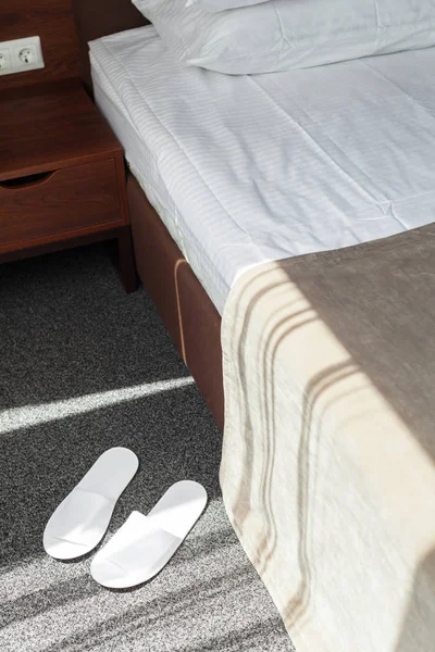 Hausschuhe Auf Dem Fußboden Des Hotelzimmers — Stockfoto