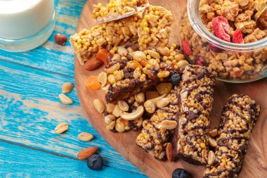 Granola barlar ahşap arka plan üzerinde