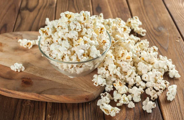 Närbild Salt Popcorn Skålen Tabellen Trä — Stockfoto