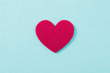 Renk arka plan üzerinde kırmızı kalp. en az kavramı.