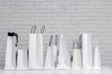 Alışveriş torbaları masada yakın çekim